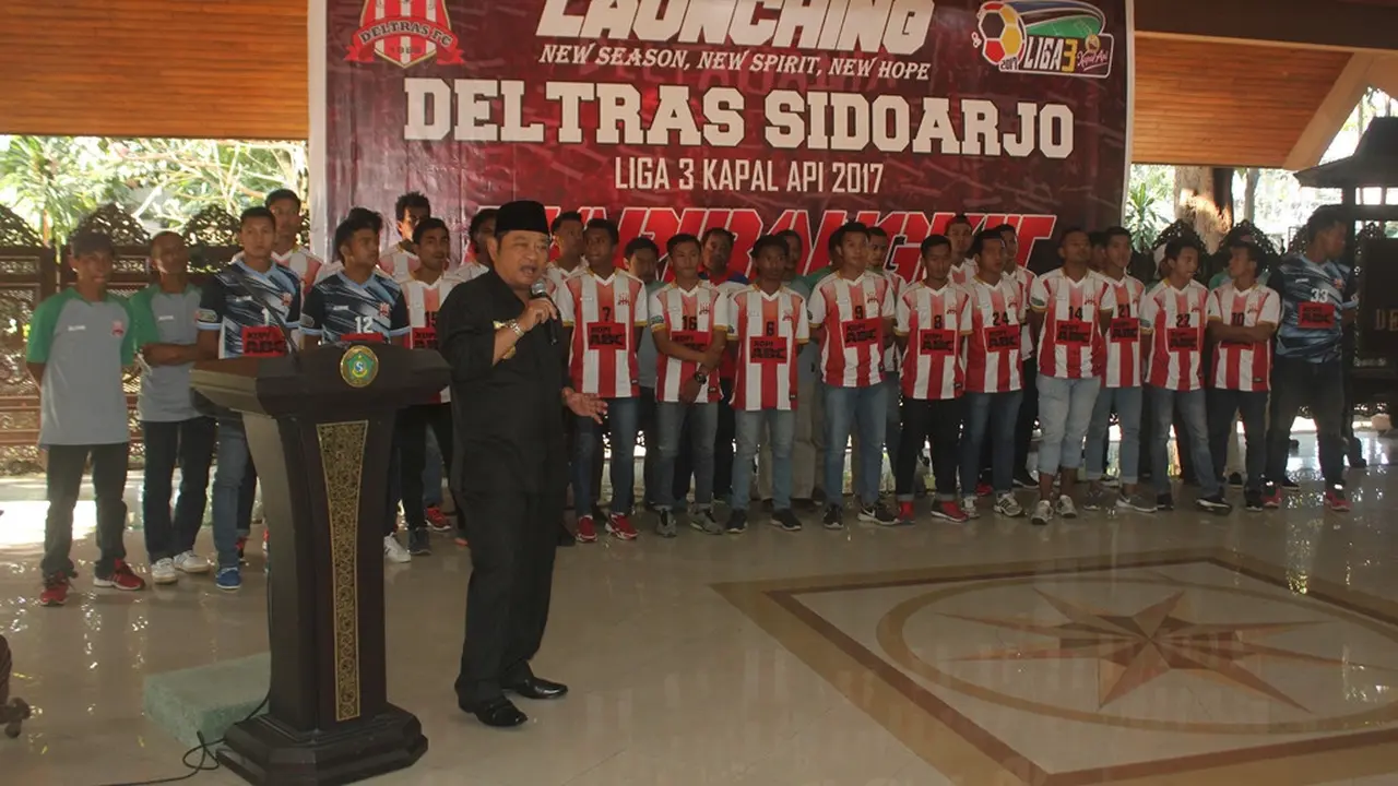 Bupati Sidoarjo, Saiful Ilah, meresmikan Deltras Sidoarjo sebelum terjun ke Liga 3 di Pendopo Delta Wibawa, Selasa (9/5/2017). 