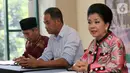 Direktur San Diego Hills Memorial Park Suziany Japardy (kanan), memberi keterangan pers perihal pemakaman Raudlatul Jannah Memorial Park di Jakarta, Selasa (3/12/2019). Pemakaman dengan tiap liangnya ukuran 1,50 x 2,60 meter persegi, dibangun sesuai dengan syariat Islam. (Liputan6.com/Fery Pradolo)