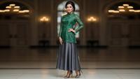 7 Trend Atasan Brokat Terbaru yang Cocok Dipakai dengan Rok A-Line Formal