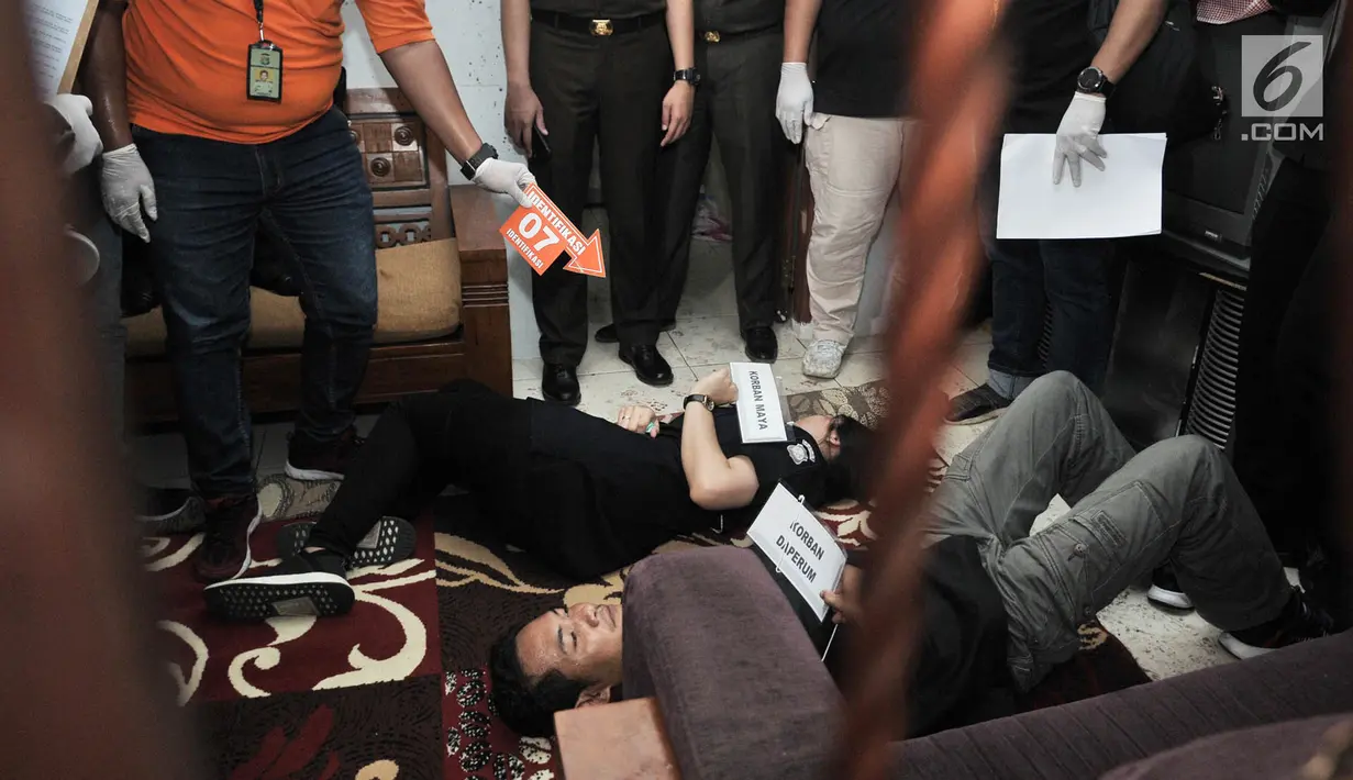 Pemeran korban pembunuhan keluarga Diperum Nainggolan melakukan adegan rekonstruksi di Jalan Bojong Nangka, Bekasi, Rabu (21/11). Tersangka pembunuhan satu keluarga di Bekasi, Haris Simamora menjalani 37 adegan rekonstruksi. (Merdeka.com/Iqbal S. Nugroho)
