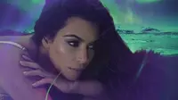 Kim Kardashian dalam video untuk Love Magazine. (sumber: Youtube)