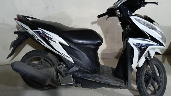 Bukan Sekadar Rokok: Teman Jual Motor Pinjaman Demi Tebus HP