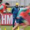Pelatih kepala tim nasional Brasil, Carlo Ancelotti mengamati para pemainnya selama sesi latihan di Sao Paulo, pada 3 Juni 2025. (Nelson ALMEIDA/AFP)