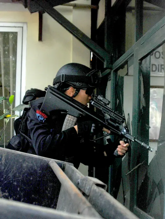 Penembak jitu mengambil posisi selama baku tembak dengan terduga pelaku ledakan bom panci di dalam kantor Kelurahan Arjuna, Kecamatan Cicendo, Bandung, Senin (27/2). Setelah meledakkan bom panci, pelaku masuk ke dalam kantor kelurahan (Timor Matahari/AFP)
