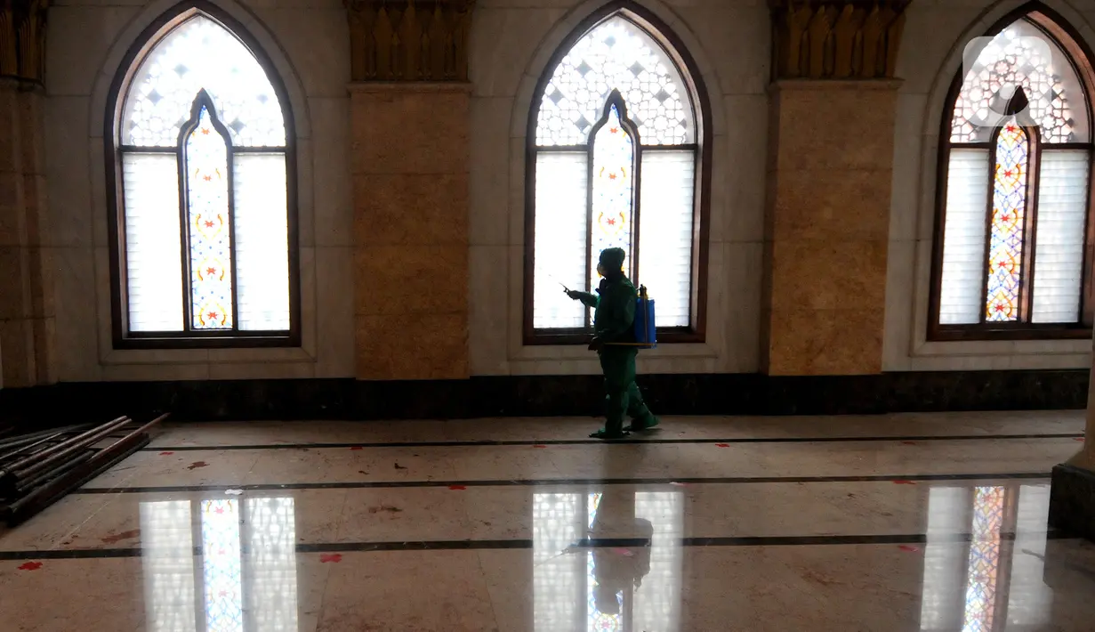 Petugas menyemprotkan disinfektan di bagian dalam Masjid Kubah Emas, Depok, Rabu (12/5/2021). Penyemprotan dilakukan sebagai antisipasi penyebaran virus corona Covid-19 di masjid yang akan digunakan untuk pelaksanaan salat Idul Fitri 1442 Hijriah esok hari. (merdeka.com/Arie Basuki)