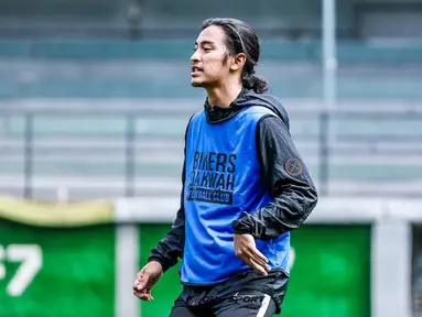Beberapa kali momen olahraga sepakbola bareng teman-temannya, kerap dibagikan Abidzar di media sosial Instagram. Potretnya dengan memakai baju bola dan mengolah si kulit bundar di lapangan hijau. Ia pun kerap curi perhatian banyak penggemarnya. (Liputan6.com/IG/@abidzar73)