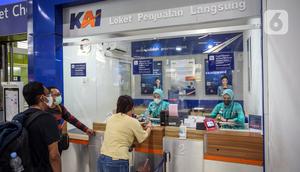 Petugas tiket melayani calon penumpang kereta di Stasiun Gambir, Jakarta, Minggu (26/2/2023). PT Kereta Api Indonesia (KAI) mulai menjual tiket kereta api jarak jauh untuk keberangkatan H-10 pada periode Idul Fitri 2023. (Liputan6.com/Faizal Fanani)