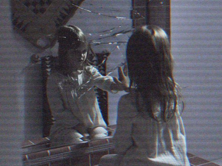Salah satu gambar untuk film Paranormal Activity: The Ghost Dimension membeberkan cara untuk memasuki dimensi hantu.