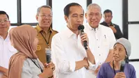 Presiden Joko Widodo menghadiri langsung kegiatan penyaluran Bantuan Pangan beras di Kota Tangerang Selatan, Senin (19/02).