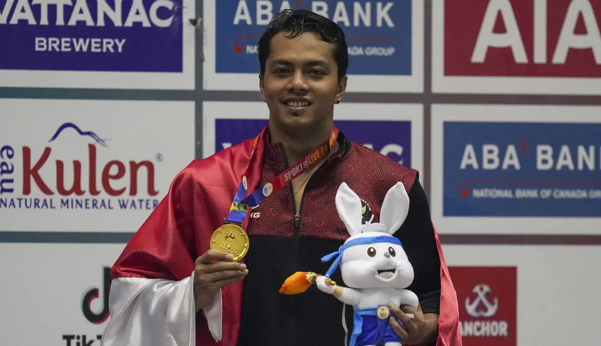 Tampil di lane tiga, I Gede Siman Sudartawa meraih medali emas. Perenang senior Indonesia berusia 28 tahun itu finis dengan catatan waktu 25,160 detik di nomor yang menjadi spesialisnya ini.   (AP Photo/Tatan Syuflana)