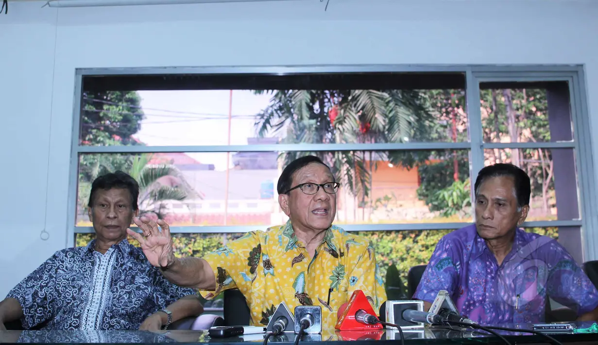 Dalam jumpa persnya para senior Partai Golkar mendesak agar kedua kubu Partai Golkar untuk islah dan segera melaksanakan Musyawarah Nasional Luar Biasa (Munaslub) , Jakarta, Senin (4/5/2015). (Liputan6.com/Helmi Afandi) 