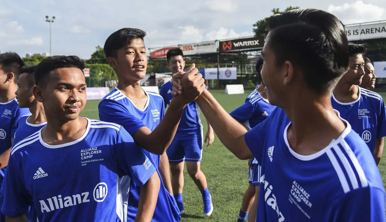 Sejumlah pesepak bola muda mengikuti Allianz Explorer Camp Football Edition Asia 2019 di The Arena Singapura, Jumat (26/7). Allianz Indonesia mengirimkan enam pesepak bola muda berbakat, dua di antaranya adalah perempuan. (Dokumentasi Allianz)