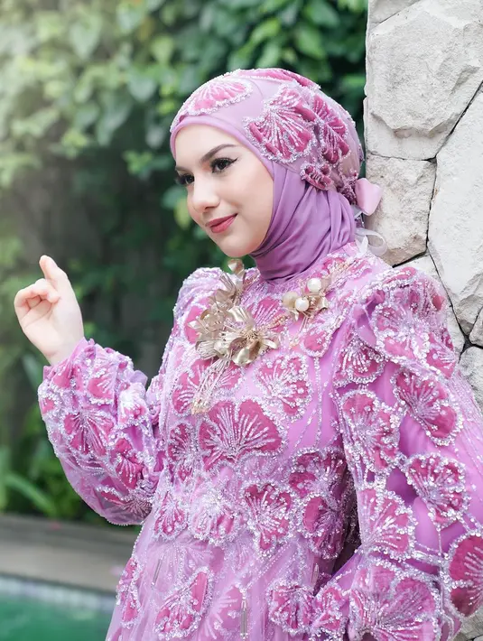 Hijab lilit dengan embroidery bunga memperkuat pesona princess dalam balutan busana santun [@_irishbella_]