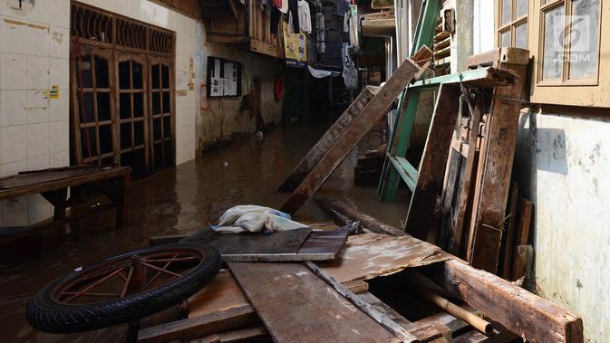 Banjir merendam permukiman di Kebon Pala, Jatinegara, Jakarta, Selasa (26/2). Aktivitas warga setempat terganggu banjir setinggi 1,5 meter yang terjadi karena Sungai Ciliwung meluap akibat air kiriman dari Bogor tersebut. (Merdeka.com/Imam Buhori)