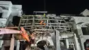 Tim SAR mencari korban yang masih tertimbun reruntuhan bangunan akibat ledakan gas pipa tanam di di Komplek Grand Polonia Medan, Kota Medan, Sumatera Utara, Senin (20/7/2026) malam. (Basarnas