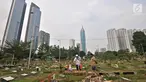 Warga berziarah di salah satu makam di TPU Karet Bivak, Jakarta, Kamis (12/7). Jakarta diprediksi mengalami krisis lahan makam 1,5 tahun lagi atau pada 2019 mendatang. (Merdeka.com/Iqbal Nugroho)