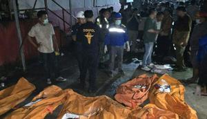 Rumah Sakit Bhayangkara Polda Sulawesi Utara melakukan proses identifikasi 16 korban kebakaran Panti Werda Damai, Kelurahan Ranomuut, Kecamatan Paal Dua, Manado, Sulut. (Polda Sulut)