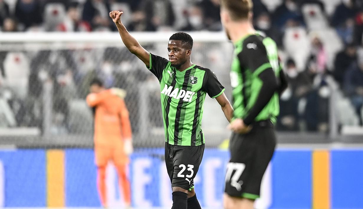 Sassuolo menyamakan skor 1-1 pada menit ke-24. Gol dicetak oleh Hamed Junior Traore usai kerja sama satu dua dengan Gianluca Scamacca dan diakhiri dengan tendangan ke pojok atas gawang Juventus yang tidak mampu dijangkau kiper Mattia Perin. (LaPresse via AP/Fabio Ferrari)