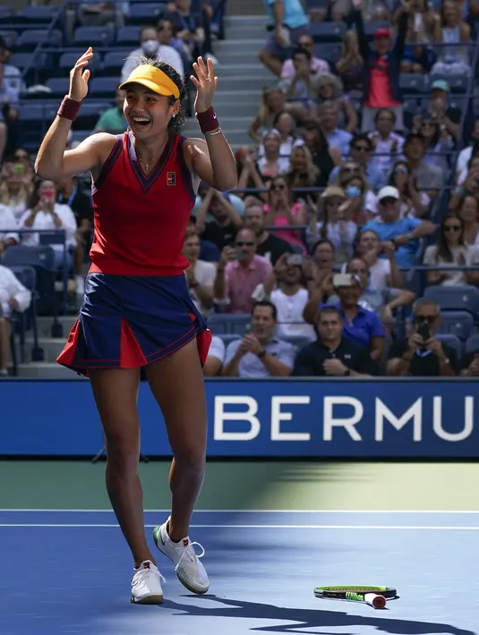 Petenis Inggris Raya, Emma Raducanu bereaksi setelah mengalahkan Belinda Bencic dari Swiss pada perempat final kejuaraan tenis AS Terbuka di Arthur Ashe Stadium, New York (8/9/2021). Emma Raducanu menjadi pemain kualifikasi pertama yang mampu mencapai babak semifinal. (AP Photo/Elise Amendola)