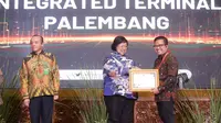 VP Corporate Communication Pertamina, Fadjar Djoko Santoso menerima penghargaan Proklim 2023 dari Kementerian Lingkungan Hidup dan Kehutanan (LHK). (Foto: Istimewa)