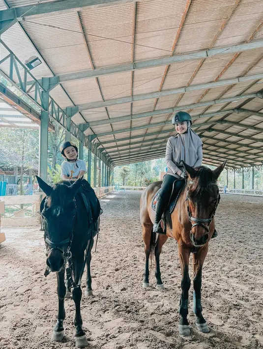 Gaya Ukkasya anak Zaskia Sungkar dan Irwansyah  berhasil membuat gemas warganet. Bahkan, gayanya saat naik kuda membuat Shireen Sungkar tidak kuat melihatnya. Inilah potretnya Ukkasya naik kuda. [Instagram/zaskiasungkar15]
