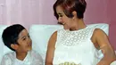 Widi B3 memperhatikan celoteh sang anak, Dru Prawiro Sasono  saat ditemui di kawasan Kebayoran Baru, Jakarta, Selasa (5/5/2015). Widi dan Prawiro kompak mengenakan busana nuansa putih. ( Liputan6.com /Panji Diksana ) 