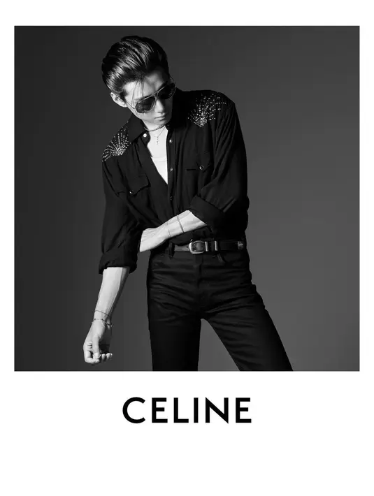 V mengenakan jaket kulit dan tas yang semuanya berasal dari brand Celine. [Foto: Instagram/thv]