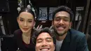 Beberapa nama lainnya yang turut hadir dan menjadi saksi perjalanan cinta Teddy dan Jelita adalah Vidi Aldiano, Nino RAN, Rendy Pandugo, dan Petra Sihombing. Mereka juga turut tampil dengan kemeja serba putih. [@vidialdiano/@rendharais/@bensihombing/@rizkyfbian].