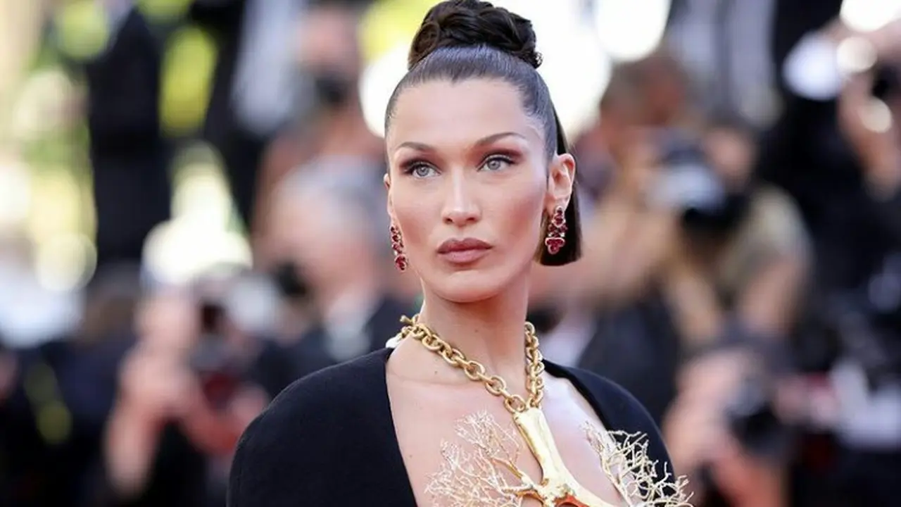 Melenggang di Paris, Bella Hadid Tampil Dramatis Pakai Kalung Bersiluet Paru-paru