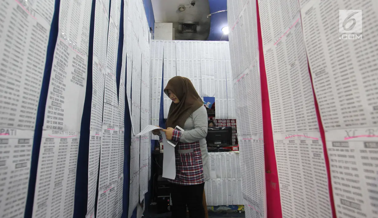 Calon pembeli memilih nomor selular prabayar baru di Jakarta, Jumat (3/11). Pemerintah mewajibkan registrasi ulang SIM card bagi para pengguna telepon seluler mulai 31 Oktober 2017 memakai nomor NIK dan kartu keluarga (KK). (Liputan6.com/Angga Yuniar)