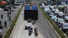 Kendaraan dari petugas Dinas Perhubungan melintasi underpass Kartini di kawasan Lebak Bulus, Jakarta Selatan, Rabu (28/2). Adanya jalan bawah tanah ini diharapkan dapat mengurangi kemacetan di kawasan itu. (Liputan6.com/Arya Manggala)