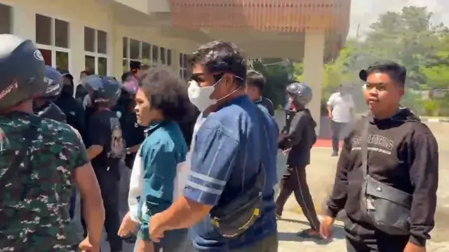 Viral Demonstran Tonjok Muka Polisi Saat Unjuk Rasa Di Mamuju, Kini Dikejar Polisi Hingga ke Hutan