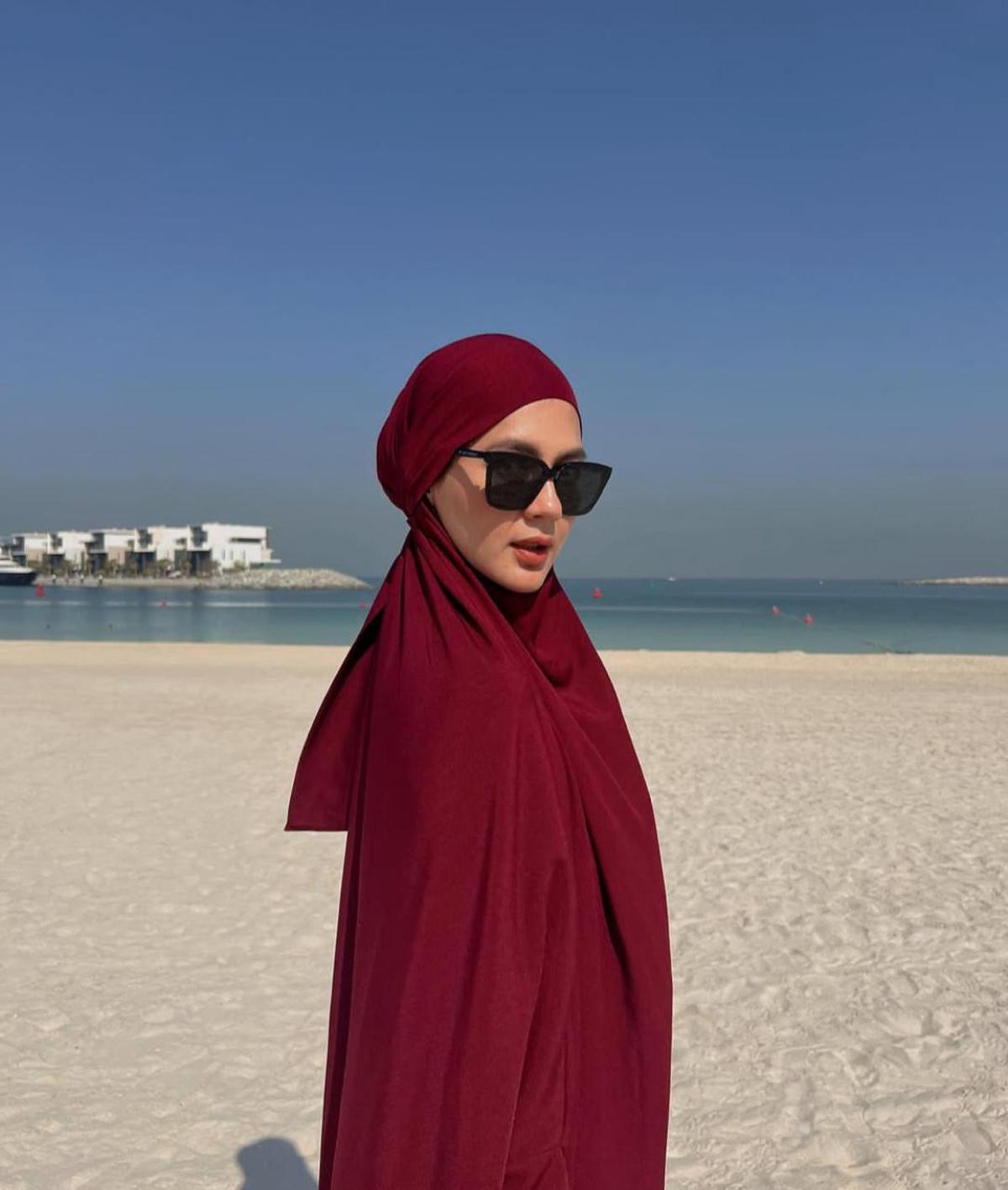 Dari Street Style ke Look Formal, Ini Inspirasi Hijab Paula Verhoeven yang Memikat