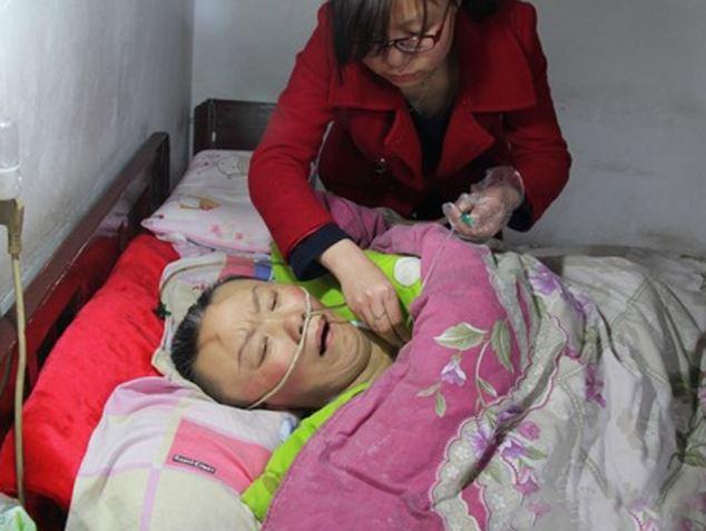 Sembari merawat sang ibu, Song Ying menyanyikan lagu tentang ibu. | Photo copyright Dailymail.co.uk