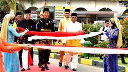 Presiden Joko Widodo didampingi Gubernur Sumatera Utara, Edy Rahmayadi saat tiba untuk menerima gelar Tuanku Sri Indera Utama Junjungan Negeri dari Kesultanan Deli di Istana Maimoon, Minggu (6/10). (Liputan6.com/HO/Biropers)