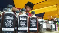 Wiskie Santri kopi seduhan dingin ala Saung Perjuangan Cirebon sebagai bentuk ajakan untuk tidak tidak minum minuman beralkohol. Foto (Liputan6.com / Panji Prayitno)