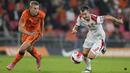 Bek timnas Belanda, Matthijs de Ligt berebut bola dengan penyerang Montenegro Stafan Mugosa duel di udara pada laga lanjutan kualifikasi Piala Dunia 2022 di Stadion Phillips, Minggu (5/8/2021) dini hari WIB. Belanda menggilas Montenegro empat gol tanpa balas. (AP Photo/Peter Dejong)