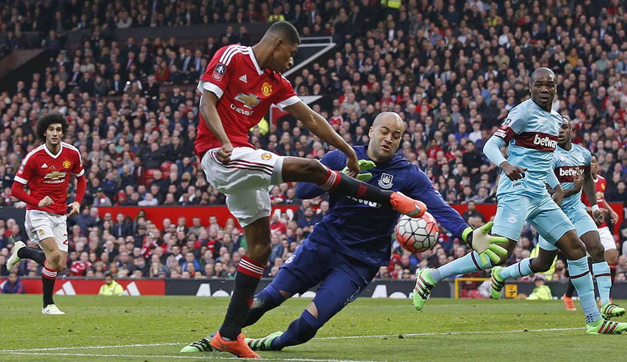Kiper West Ham, Darren Randolph, mengamankan bola dari serangan striker Manchester United,l Marcus Rashford. Hasil imbang ini membuat kedua tim harus menjalani laga ulang yang akan dilangsungkan di kandang West Ham. (Reuters/Carl Recine)