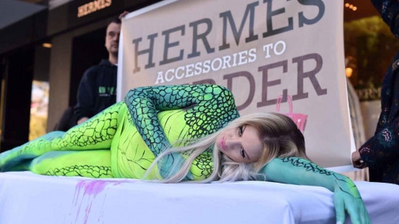 Model seksi Australia ini nekat beraksi bugil di depan toko Hermes