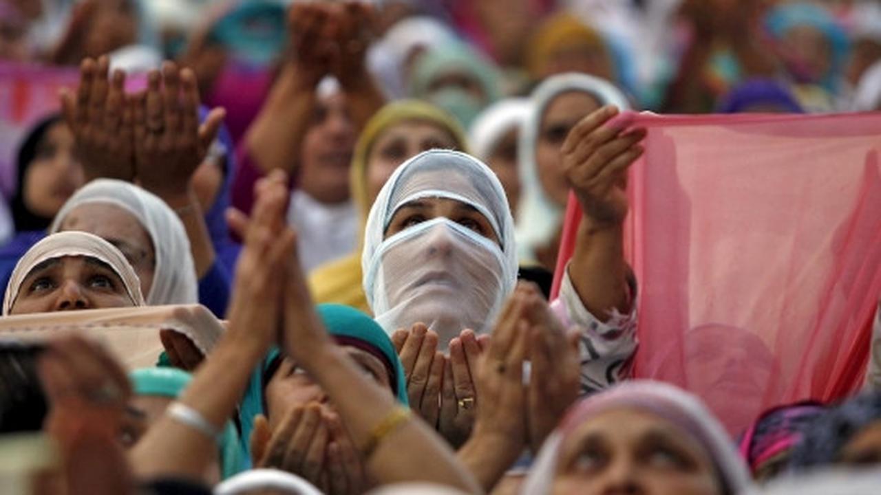 Histeris doa muslim Kashmir di masjid penyimpan rambut Rasulullah