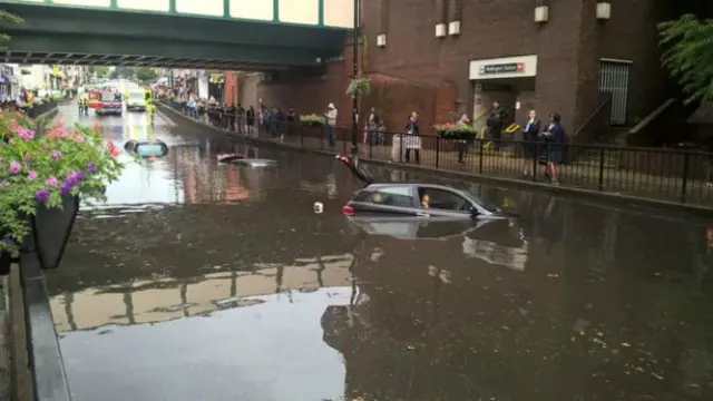 3 mobil yang terendam akibat banjir bandang di London tenggara