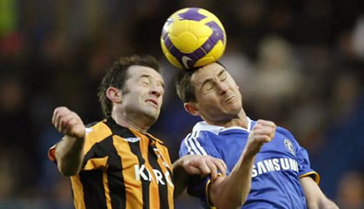 Chelsea's Frank Lampard is challenged by Hull City's Ian Ashbee during their Premier League football match at Stamford Bridge in London on February 7, 2009. AFP PHOTO/IAN KINGTON