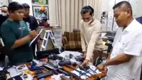 Penemuan sejumlah senjata api dan airsoft gun di salah satu ruangan yayasan sekolah swasta di Jakarta Selatan. (Dok. Antara)