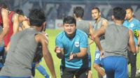 Pelatih fisik PSIS Semarang, Budi Kurnia (tengah), ketika memberikan pemanasan untuk pemain. (Bola.com/Vincentius Atmaja)