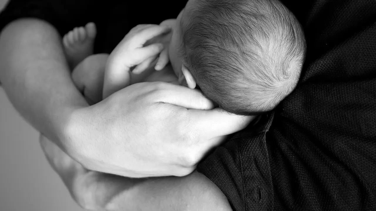 Menggemaskan, Bayi Lucu Ini Tak Ingin Lepas dari Pelukan Ayahnya