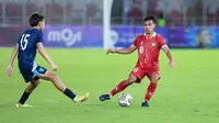 Pemain Timnas Indonesia U-20, Arkhan Fikri berusaha melewati pemain Guatemala pada laga mini turnamen di Stadion Utama Gelora Bung Karno (SUGBK), Senayan, Jakarta, Selasa (21/2/2023). (Bola.com/M Iqbal Ichsan)