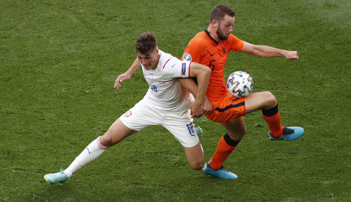 Republik Ceska sukses memanfaatkan keunggulan jumlah pemain dengan menggolontorkan dua gol, masing-masing dicetak oleh Tomas Holes dan Patrik Schick. (AP/Laszlo Balogh, Pool)