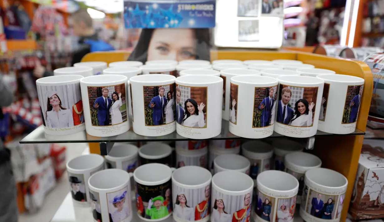 Suvenir pernikahan Pangeran Harry dan Meghan Markle dijual di sebuah toko di London, Inggris, Rabu (28/3). Pernikahan Pangeran Harry dan Meghan Markle akan digelar di Kastil Windsor. (AP Photo/Matt Dunham)