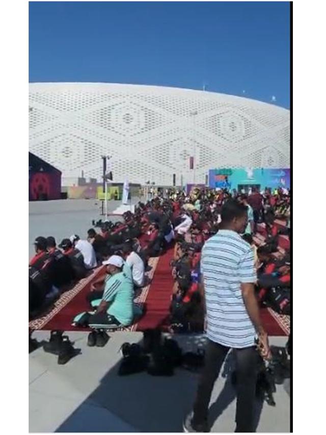 Disebut Bersejarah, Potret Salat Jumat Pertama Kali di Piala Dunia Ini Viral