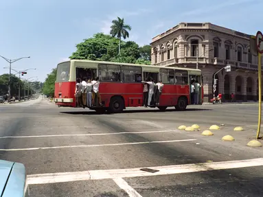 Foto yang diambil pada 24 September 1990 di Havana menunjukkan orang-orang Kuba sedang menaiki bus. Karena kekurangan bahan bakar, transportasi perkotaan mengurangi komplikasi yang memprovokasi layanan bagi para pelancong. (AFP/Rafael Perez)